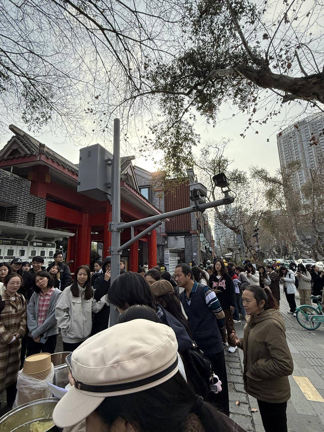 985研究生退学摆摊卖土豆泥日入700元：过自己想要的生活｜封面头条
