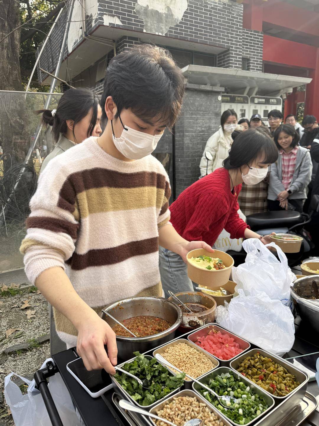 985研究生退学摆摊卖土豆泥日入700元：过自己想要的生活｜封面头条