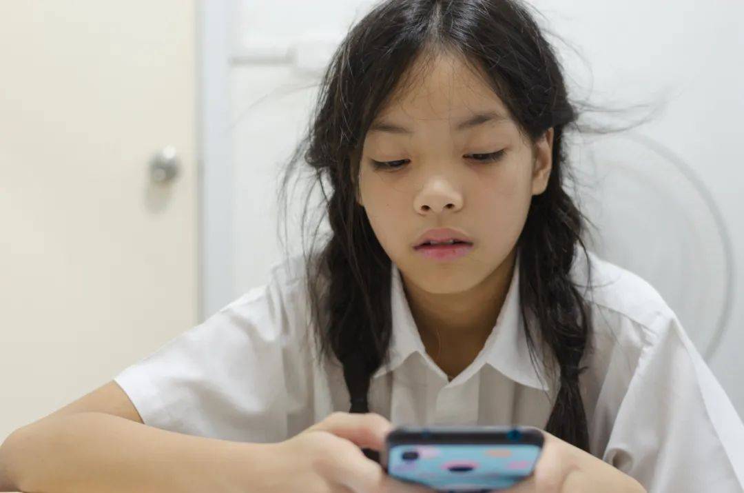 学生禁玩手机，催生孩子间的地下交易