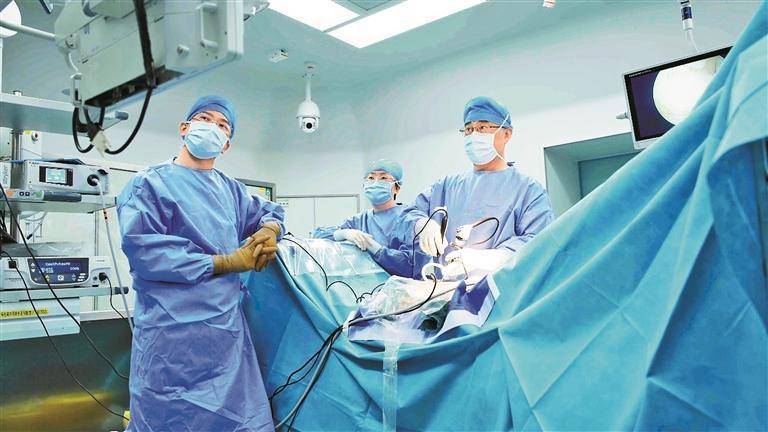 香港女士腰椎间盘突出3个月夜不能寐，深圳医生妙手回春 一个小时 手到病除