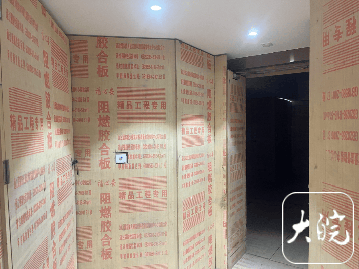武汉长江边一54层住宅楼顶出现“楼上楼” 部门回应：已立案调查违建情况