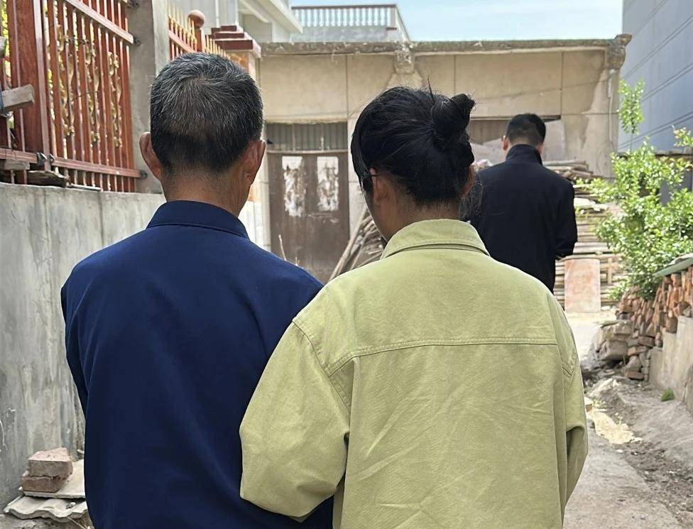 女孩跟男友外出打工失踪，15年后被找到已育两子 父亲：她当年流浪到河南，不知回家的路