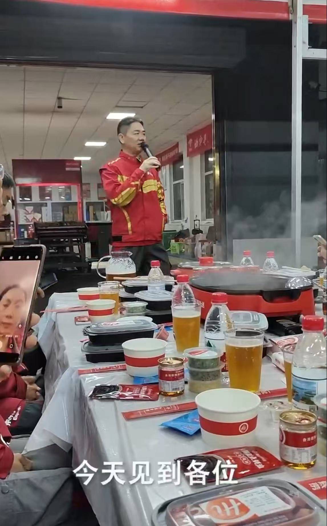 刘强东冲到一线：白天送外卖，晚上请骑手吃海底捞