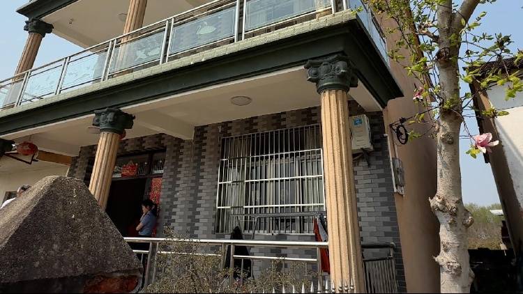 全家“吸血”！瘫痪哥哥在破旧老宅去世，弟弟冒领58万元工伤金买奔驰