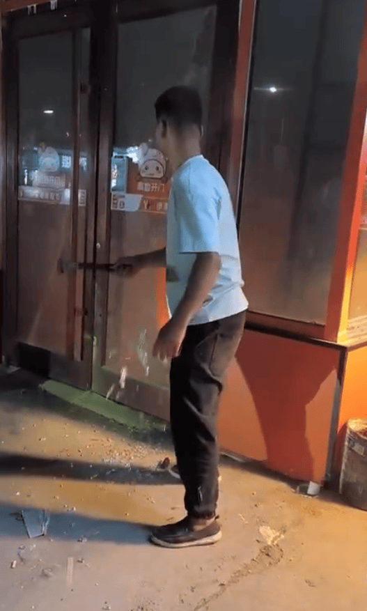 山东菏泽一男子去买奶茶顺道破门灭了个火：举手之劳，店主事后已道谢