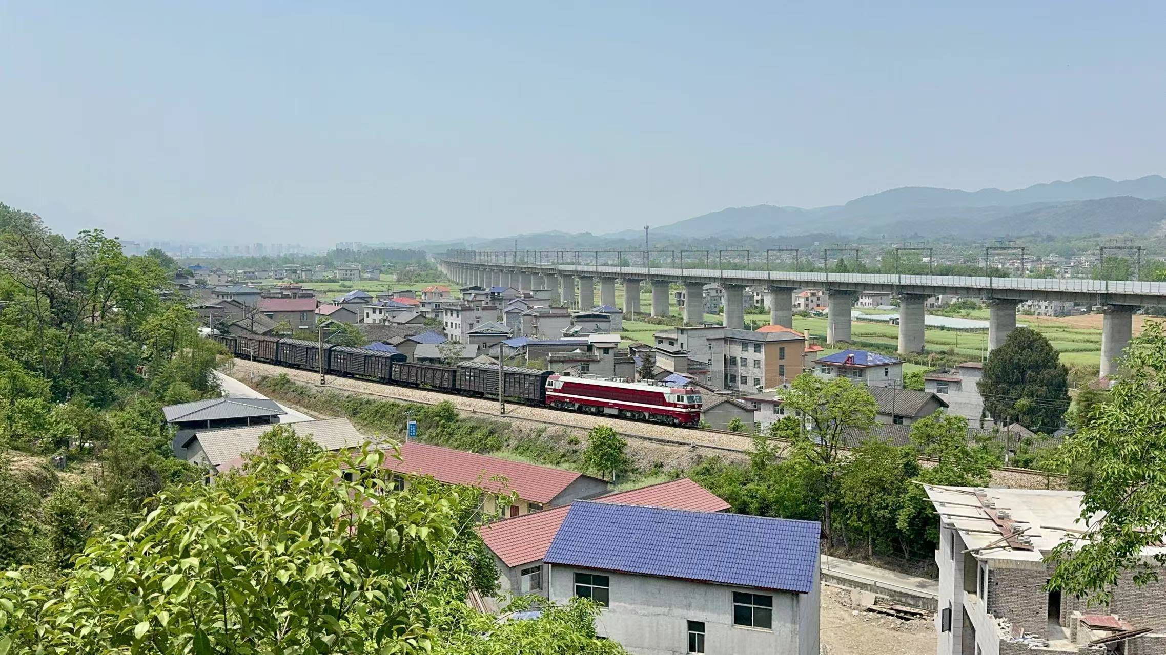 界面调查｜铁路穿村而过：一个湘西村庄与17起火车撞人事故