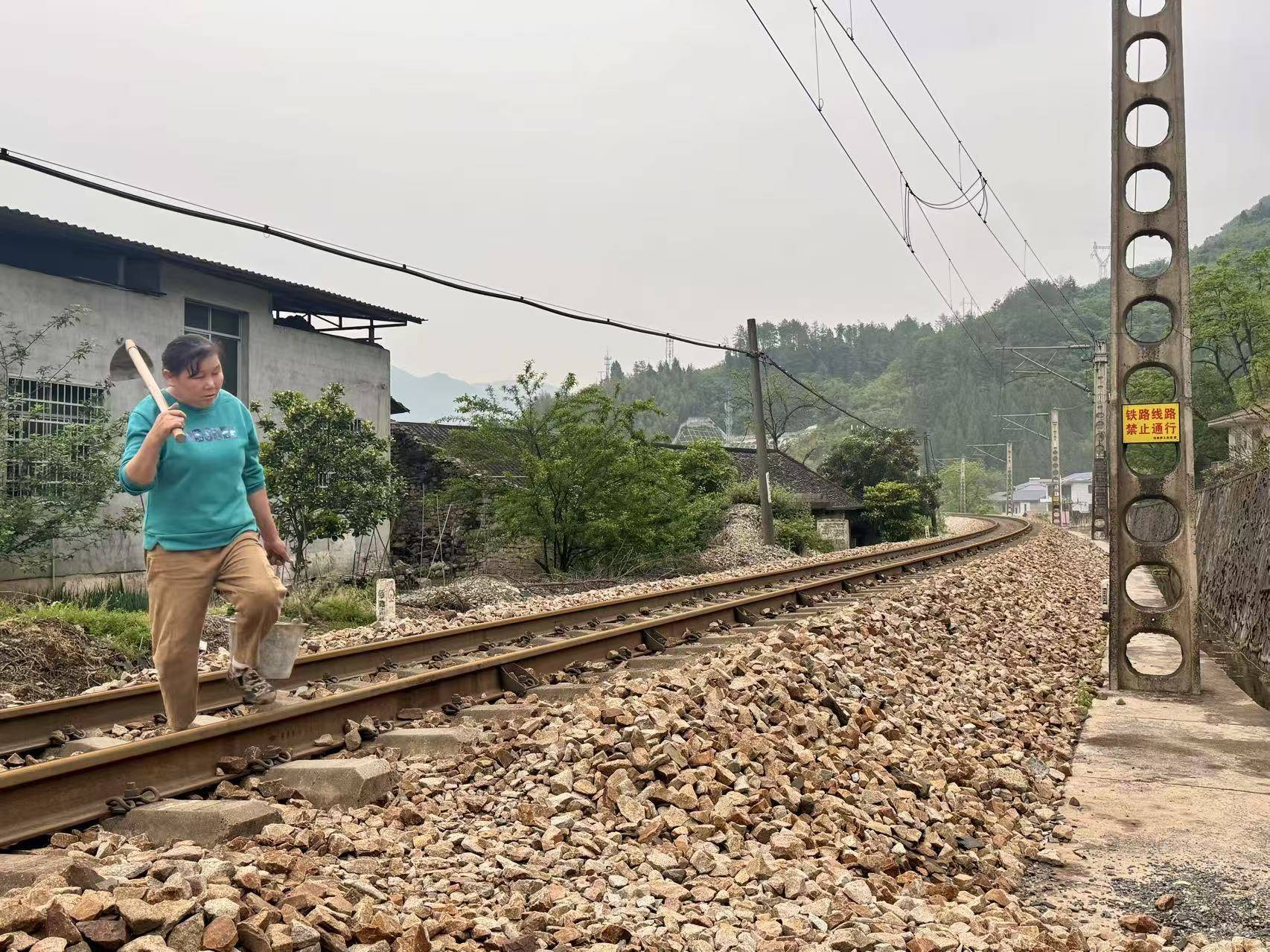 界面调查｜铁路穿村而过：一个湘西村庄与17起火车撞人事故