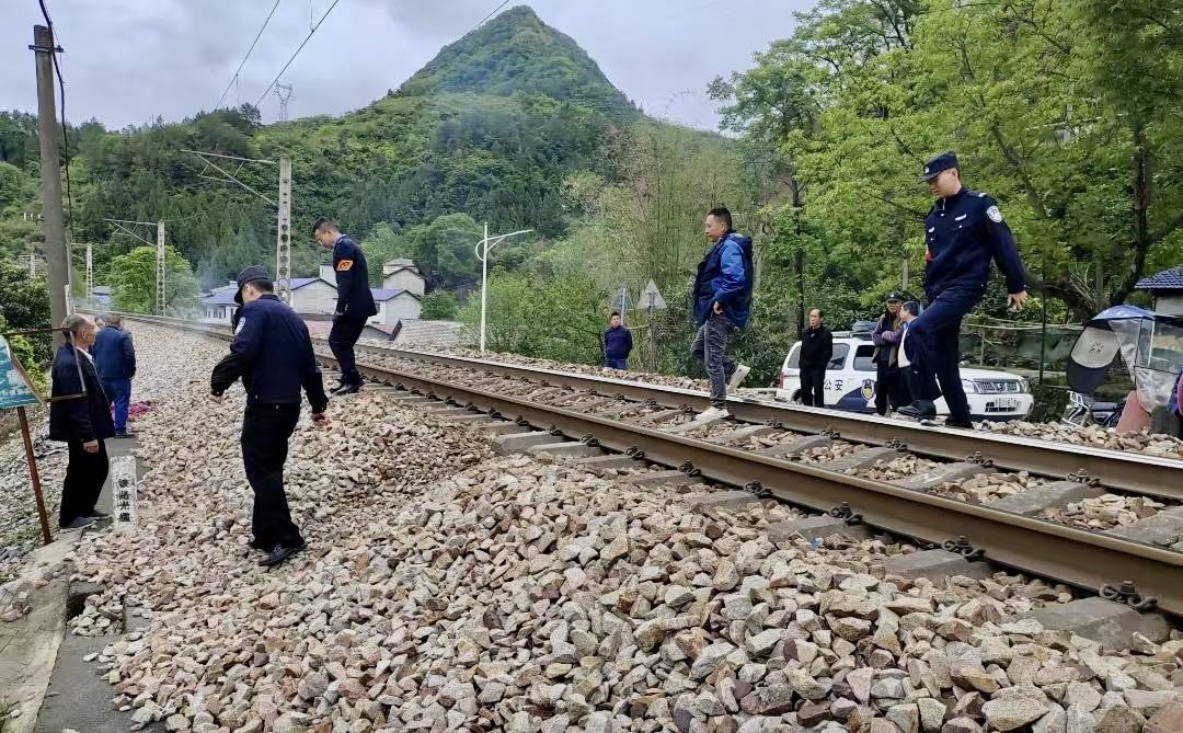 界面调查｜铁路穿村而过：一个湘西村庄与17起火车撞人事故