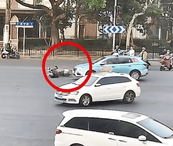 女子闯红灯撞车受伤被定全责！交警：“为什么汽车一定有责任呢？”