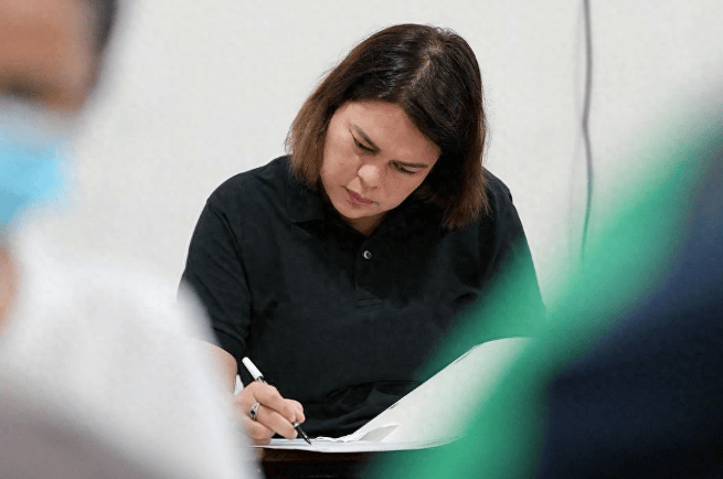 决战已打响，马科斯2员大将倒戈，莎拉也被催辞职，菲国民调变天
