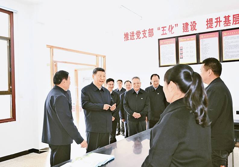 锲而不舍落实中央八项规定精神，以优良党风引领社风民风