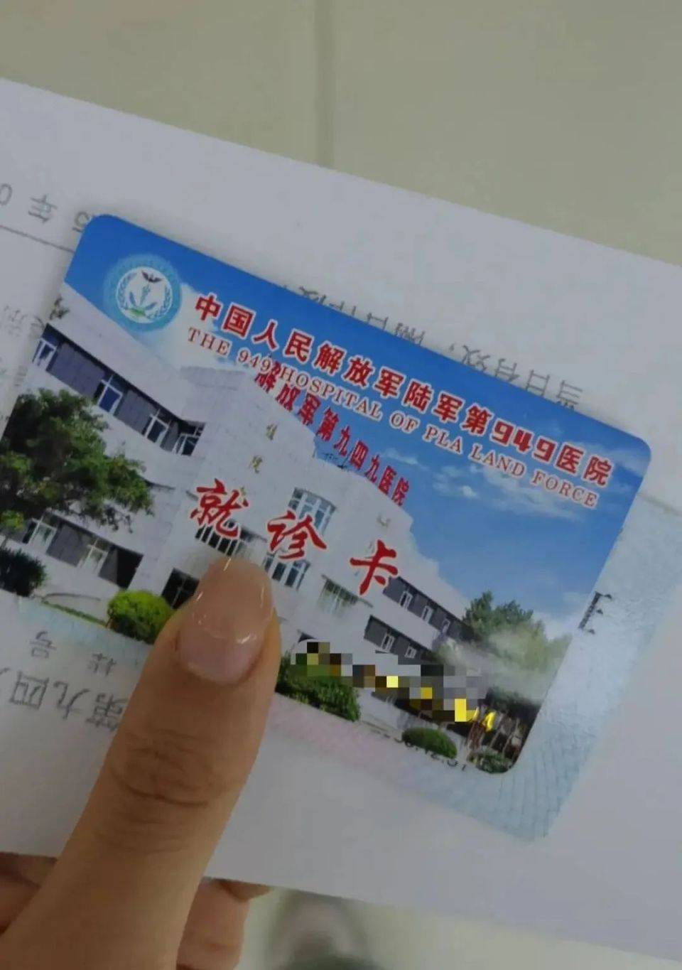 女子坐飞机智齿创口高空爆血，空姐、医生乘客出手了！