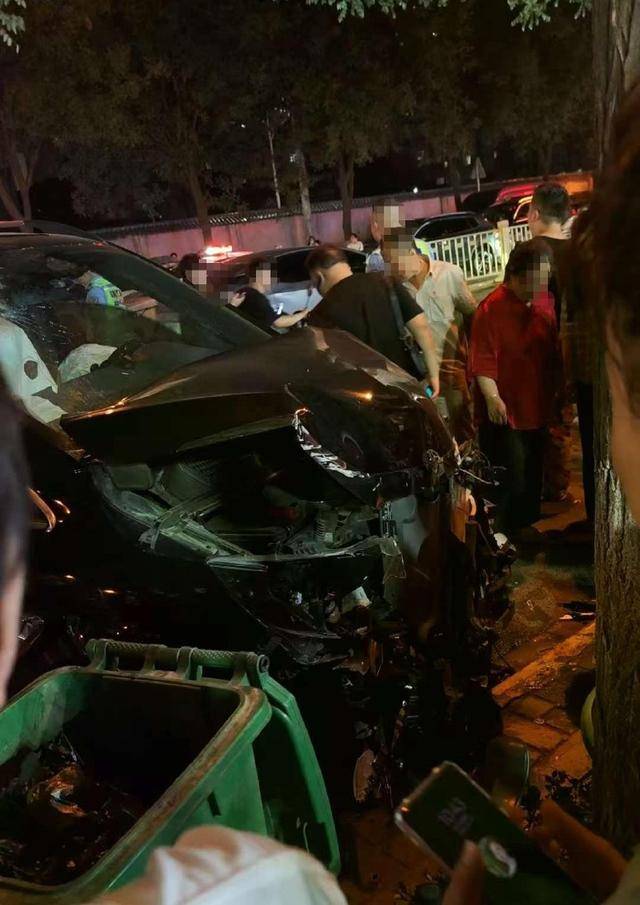 商务奔驰车深夜遇查酒驾强闯卡，撞伤交警及路人，医院：交警多发骨折