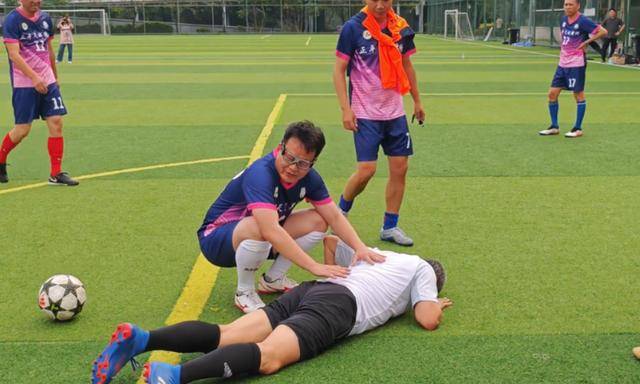 56岁白岩松踢球摔倒久久不起