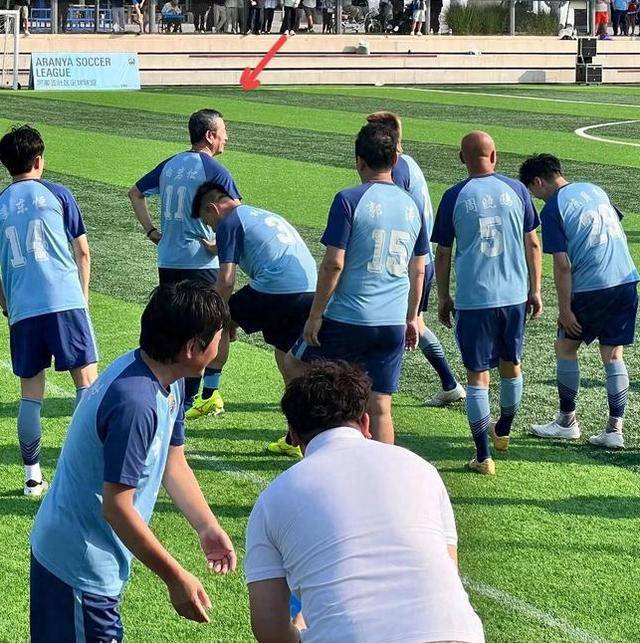 56岁白岩松踢球摔倒久久不起