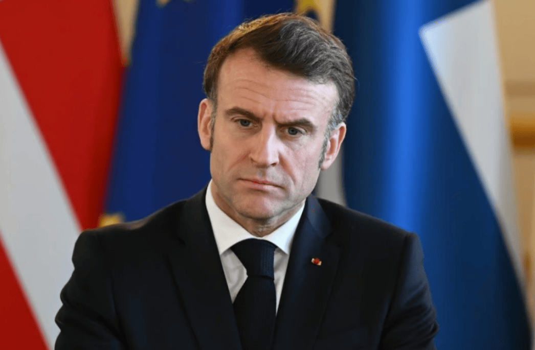 法国航母刚进入南海,迎面遇上40艘中国军舰?法高官称做好开战准备,比美舰受尊重