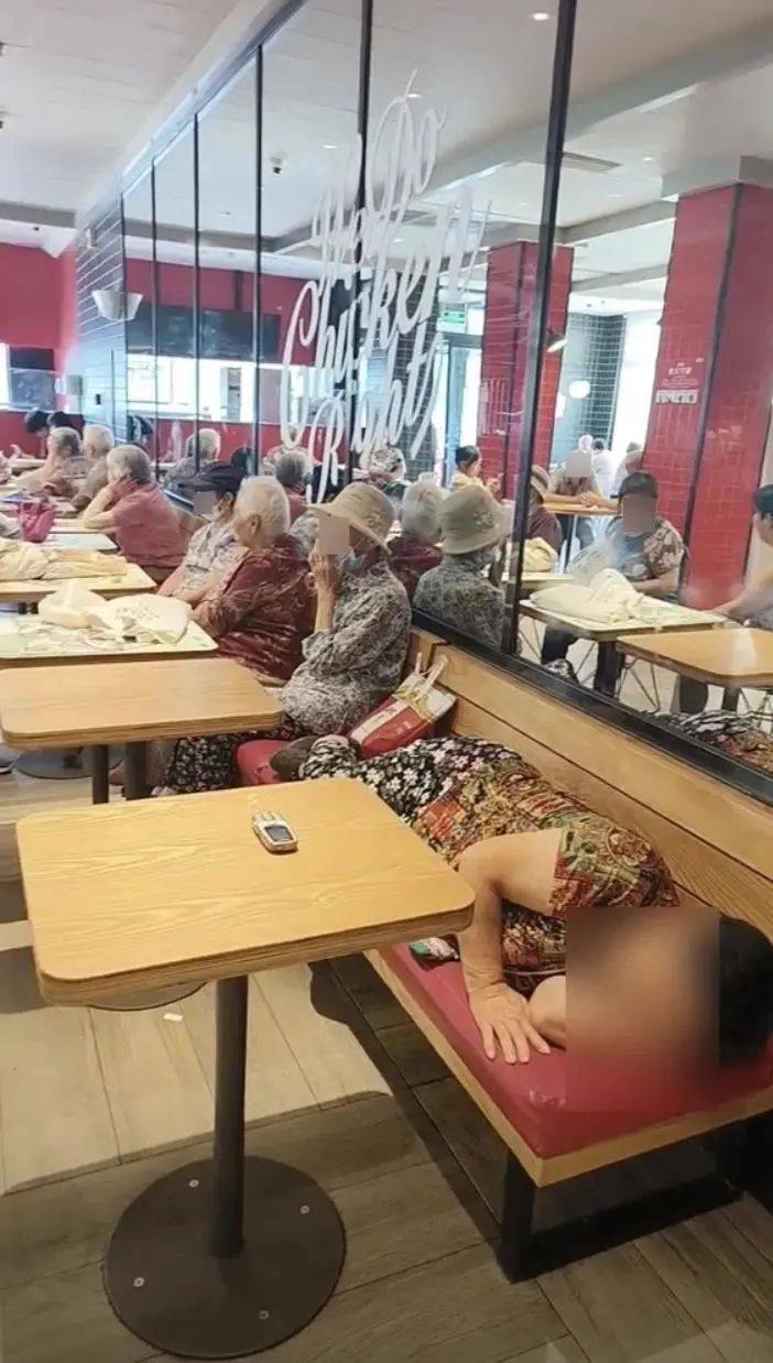 老人扎堆在快餐店占座乘凉，律师说这可能构成“侵权”？！