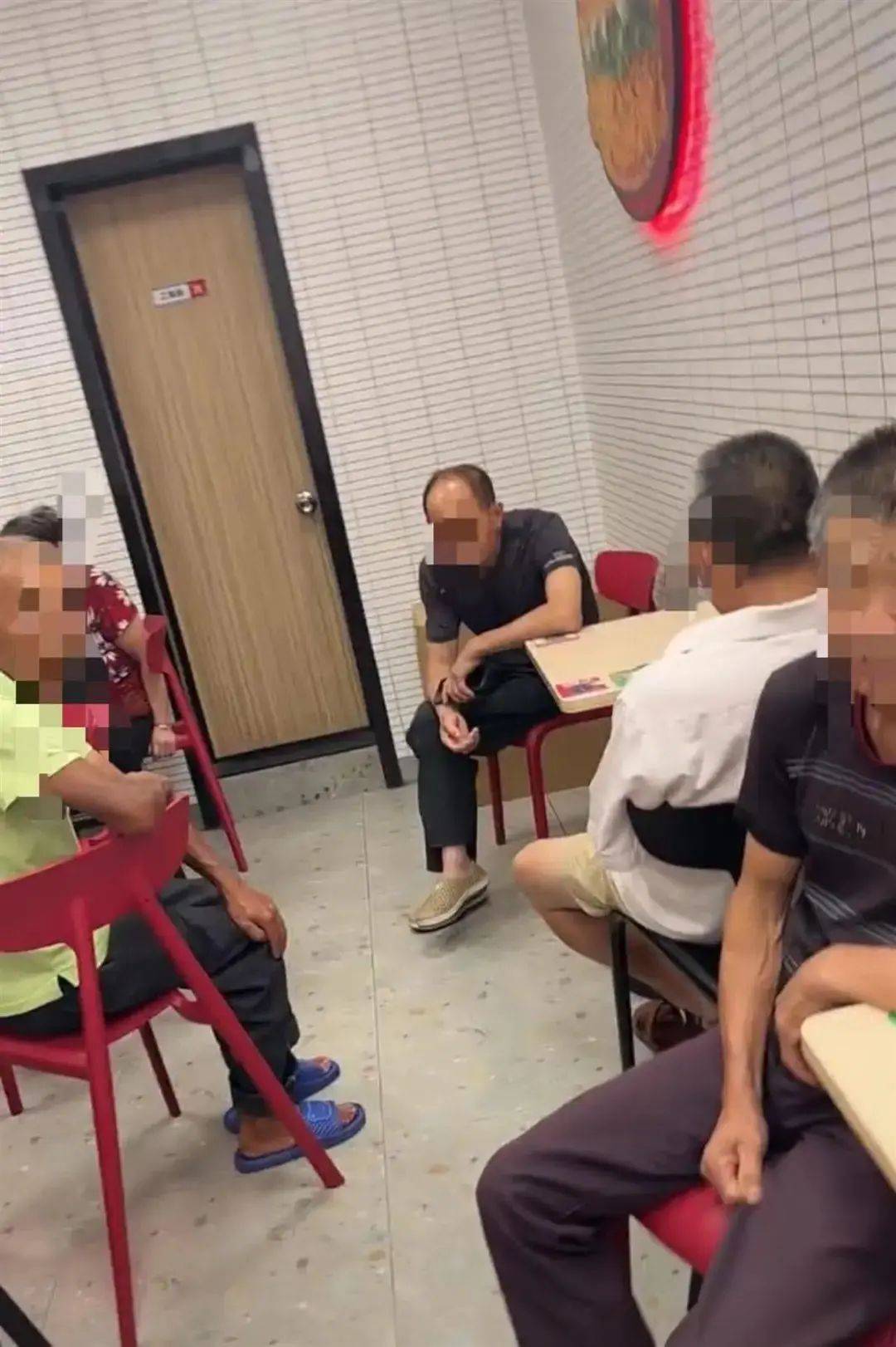 老人扎堆在快餐店占座乘凉，律师说这可能构成“侵权”？！