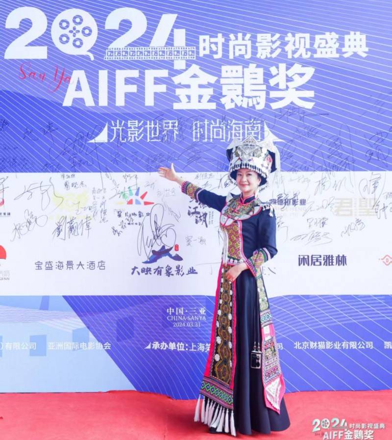 电影《三月李花开》一位“吃百家饭·穿百家衣”养大的孩子带着全村开“花”