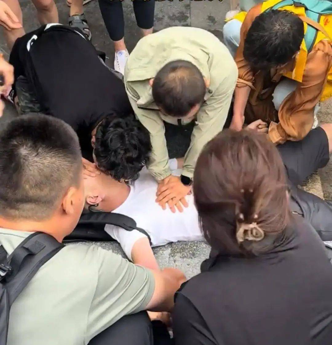 男子爬五台山时不幸身亡，多名游客曾跪地按压轮流施救