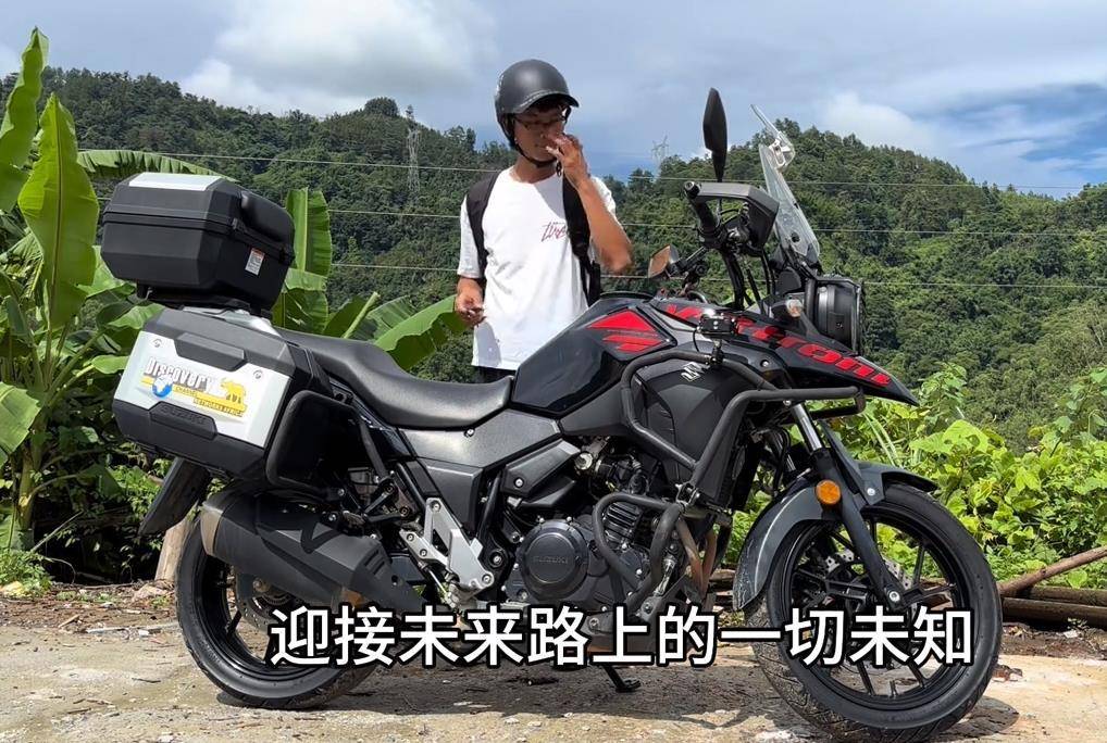 36岁唐尚珺大学第一个暑假，一人一车骑往西藏，高中母校拉横幅送别