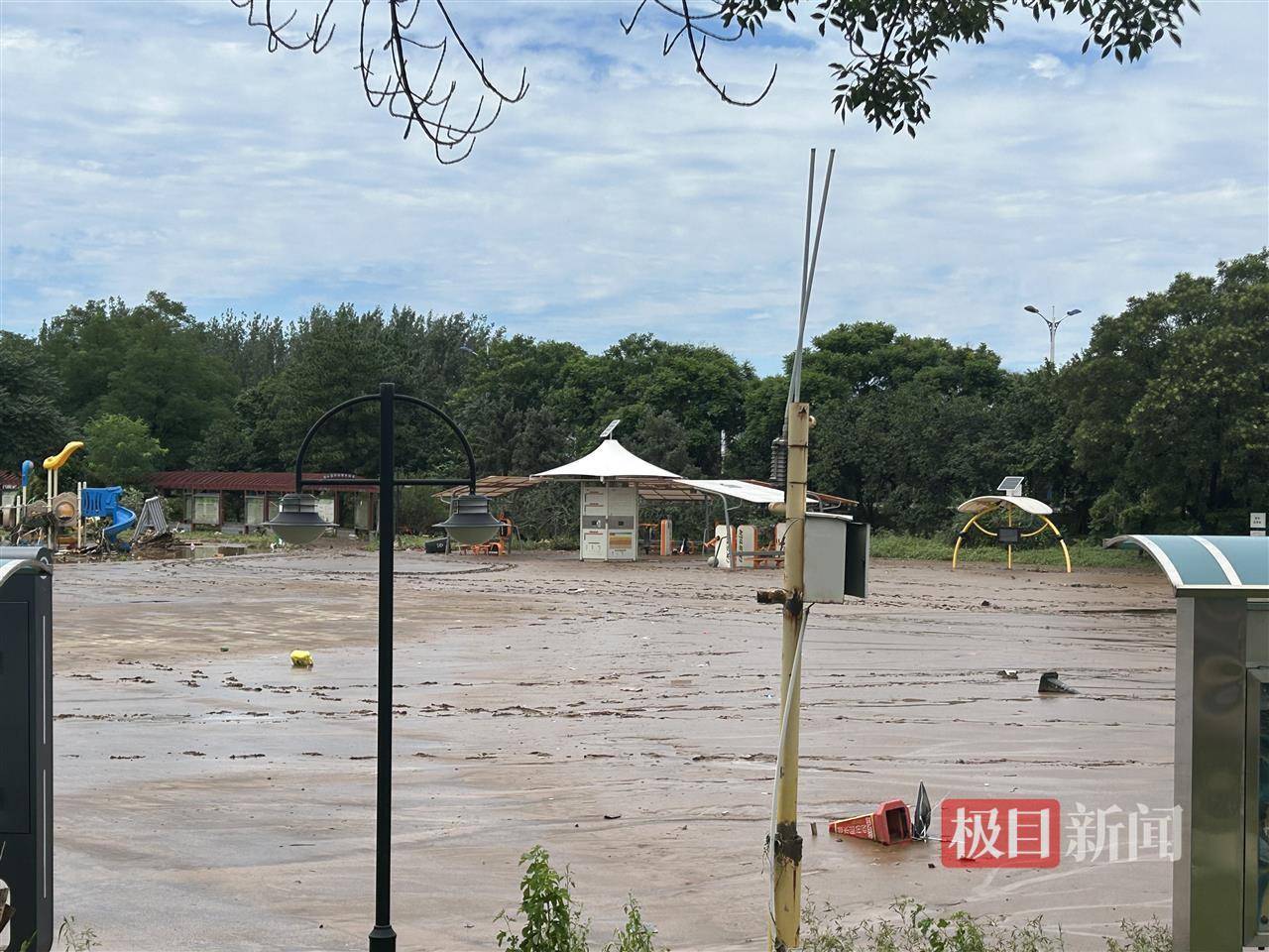 实探洪水过后的北京密云太师屯：约百米长砖墙被冲垮，铲车全力运送物资抢修