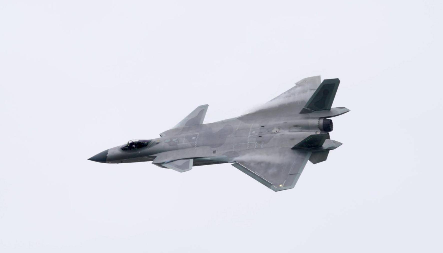 突防成功！歼-20隐形巡航对马海峡，美日韩防空雷达集体失灵？