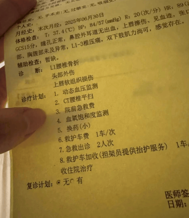 太猖狂了，女子与面试官争辩后，被骗至厕所遭殴打，堪比黑势力