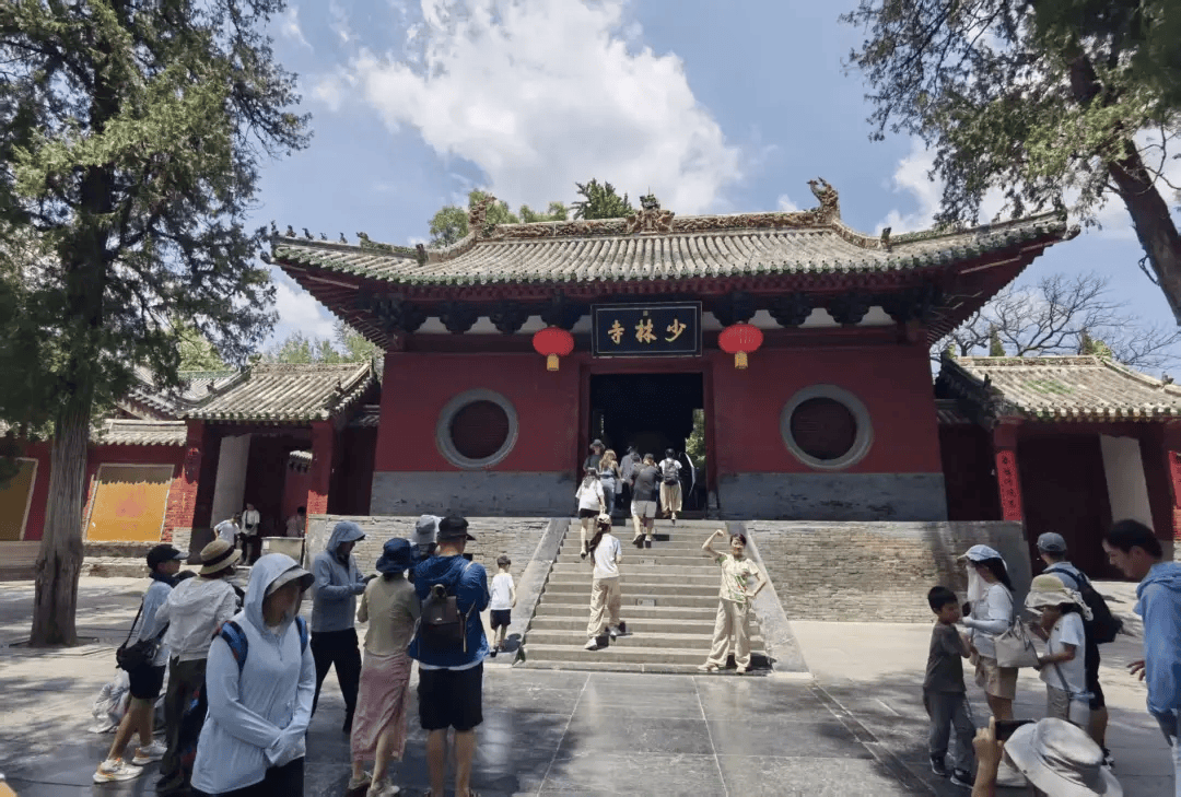 少林寺现场直击：新住持微笑挥手进入围挡的方丈室
