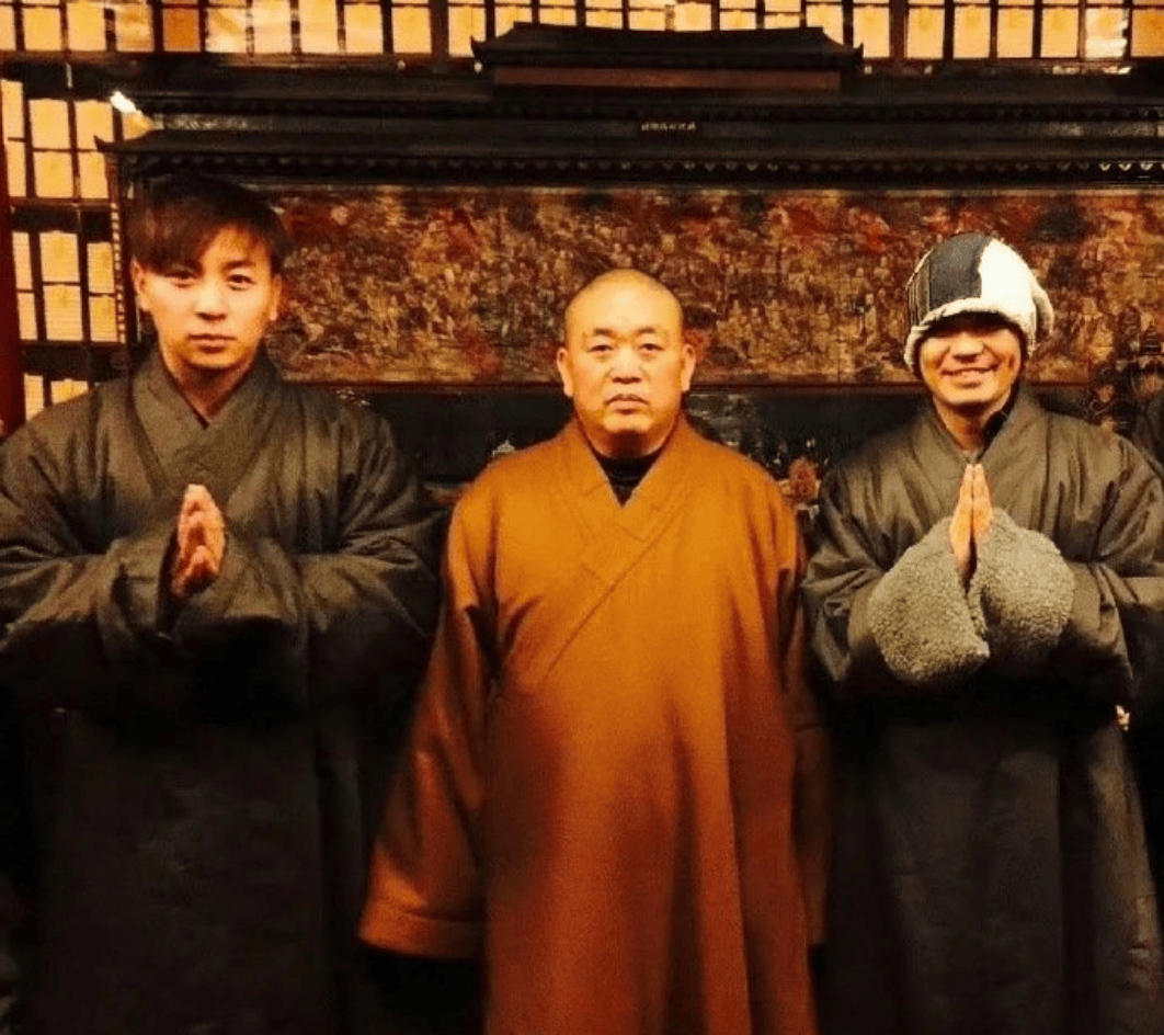 释小龙被曝是王宝强的师叔，在少林寺内辈分极高，洪金宝是释小龙的师兄