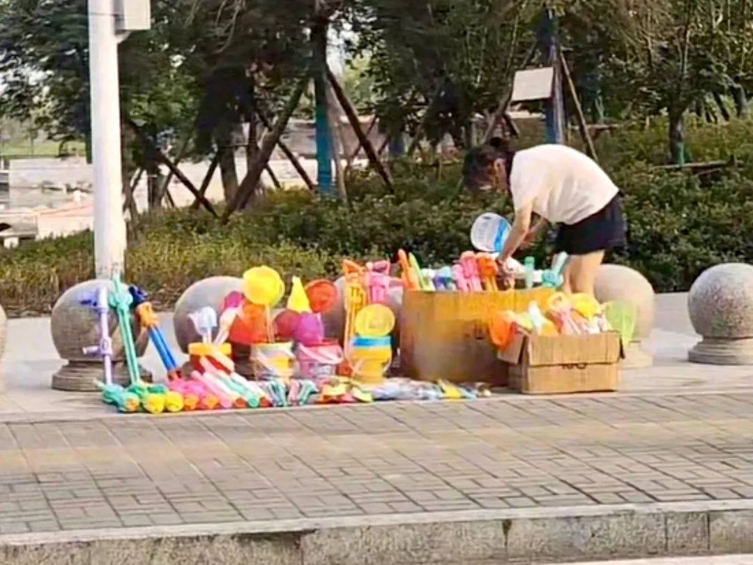 安徽14岁女孩暑假摆摊卖玩具25天赚2000元，家长：本意是锻炼孩子，走红后竞争多生意下滑