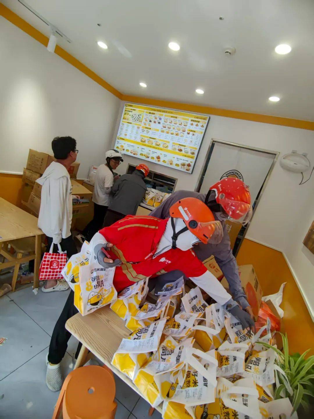 武汉“90后”银行职员夫妻下班送外卖！当事人：跑外卖是缓解压力的一种方式