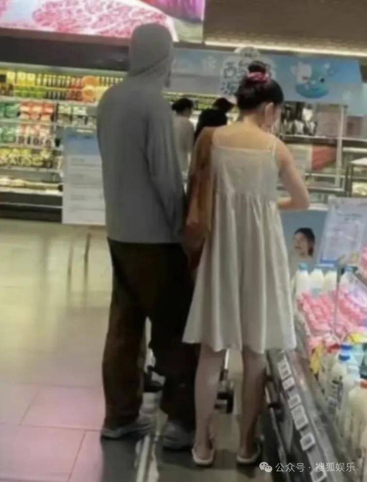离婚三年又被拍到亲密逛超市，他俩这是纯带娃还是真复合了？