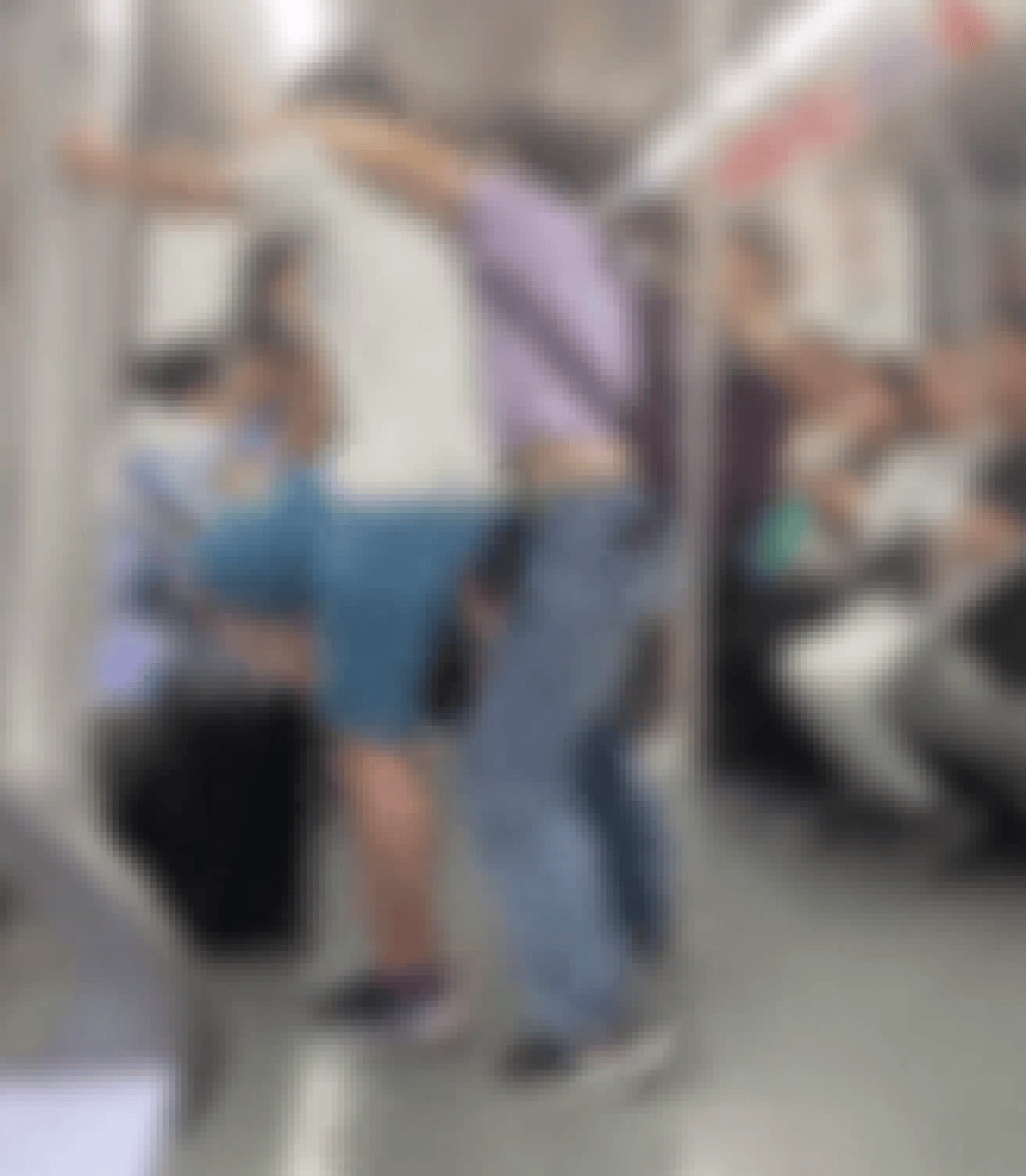 上海一男孩和妈妈坐地铁情绪激动，用力踹门高喊开门：不就几千万吗