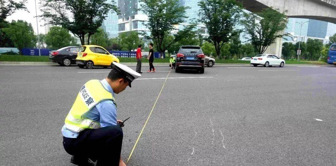 “刚走出去不到一分钟就出事”，一家五口1死4伤！家属最新发声