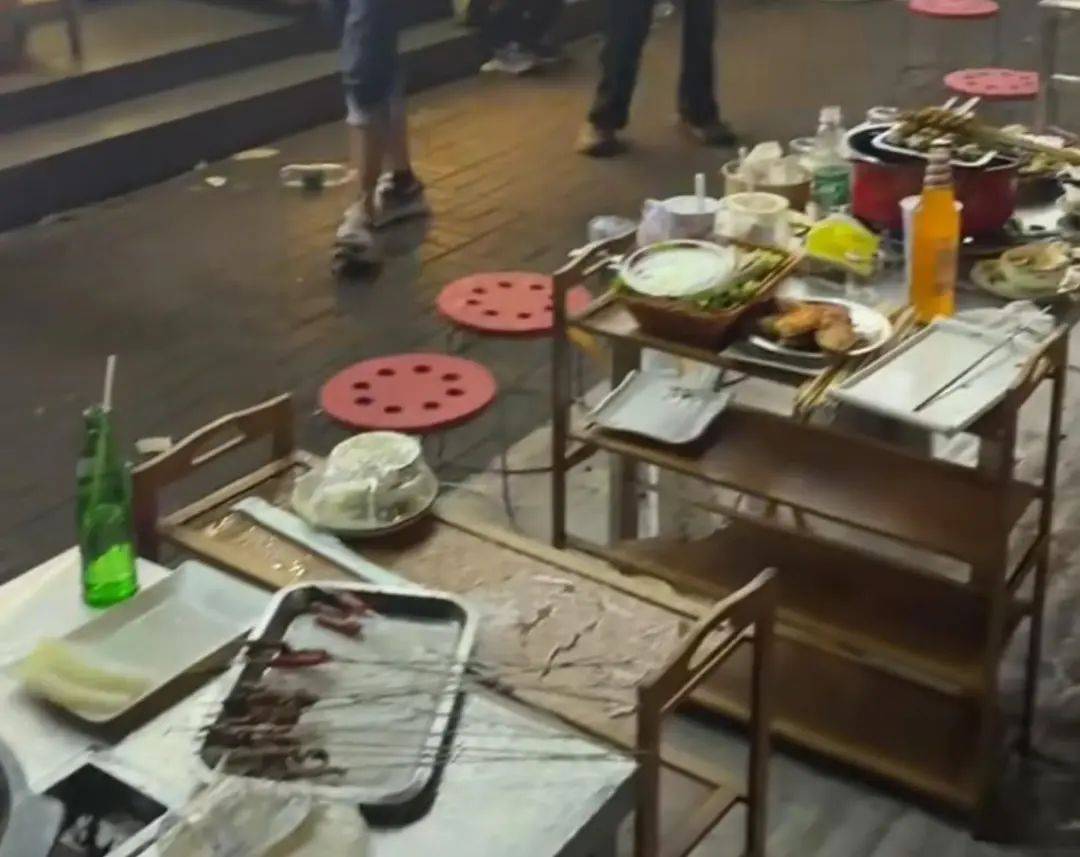 多人烧烤店外用餐遭楼上住户泼洒不明液体，警方介入