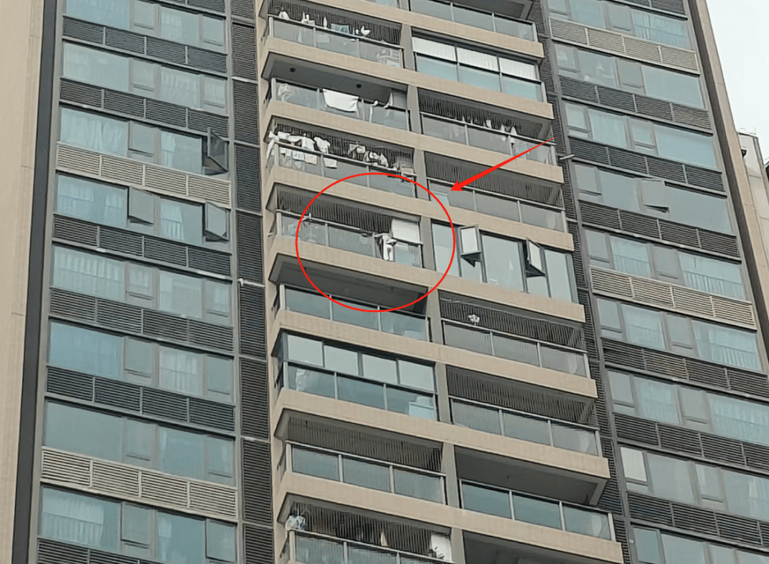 吓人！幼童悬空挂13楼阳台外玩“引体向上”，街道办回应