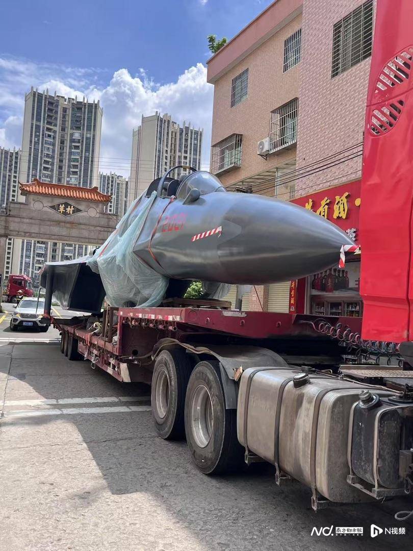 货车拉着战斗机进村？顺德北滘：歼-16模型机，国防教育用