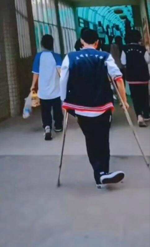 录取书送达时凉山“拄拐少年”已离世 老师同学纷纷悼念