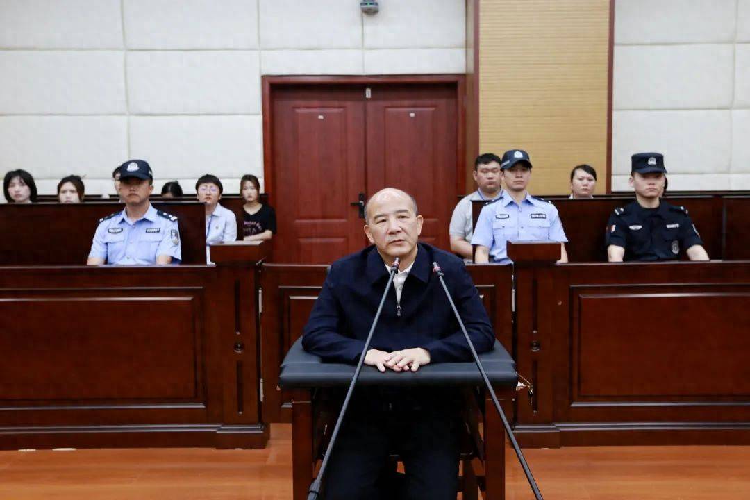 受贿近900万元，贵州铜仁市人大常委会原副主任杨彪受审