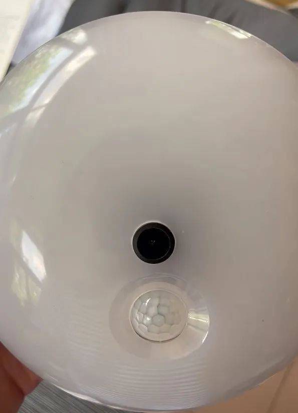 女租客在停电后发现伪装成灯泡的隐蔽摄像头，房东希望退租，并愿退还剩余三个月的租金，警方立案调查
