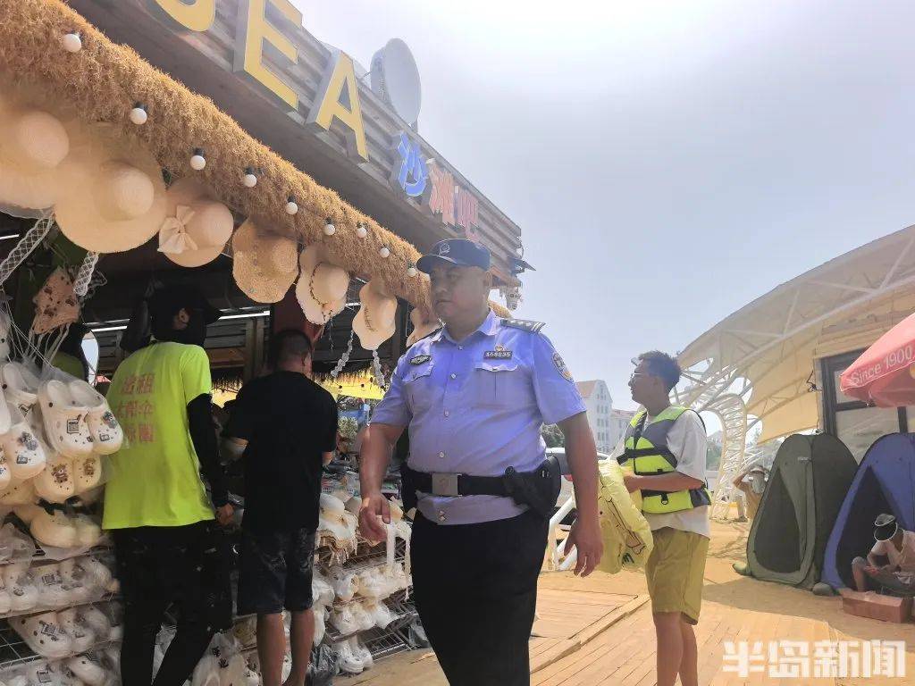 70岁老人来青岛一浴游泳，上岸发现衣服和手机都不见了，民警找了两个多小时……
