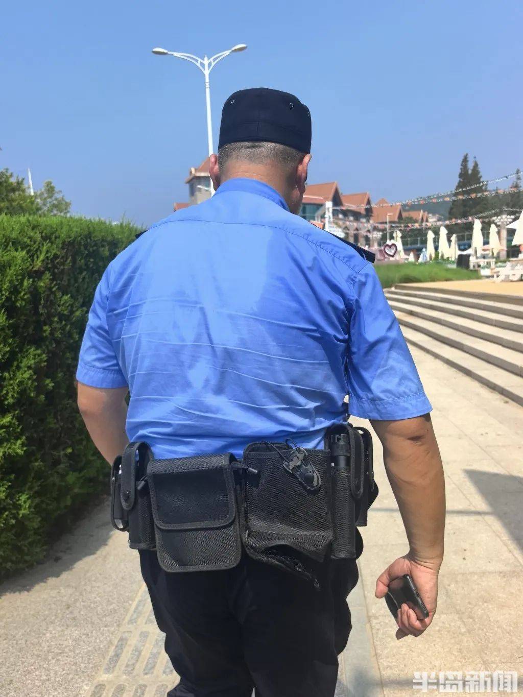 70岁老人来青岛一浴游泳，上岸发现衣服和手机都不见了，民警找了两个多小时……