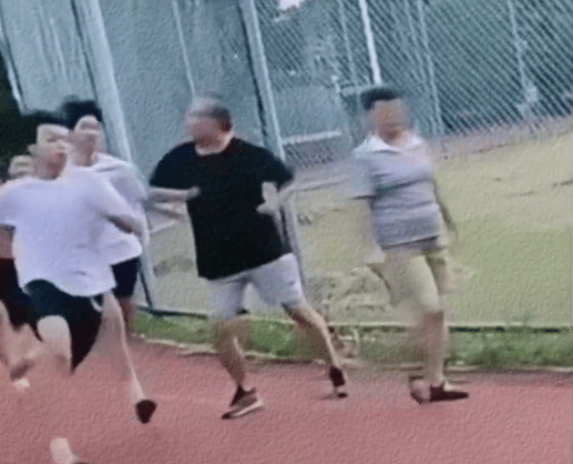 广东一老人散步故意肘击跑步学生引热议，律师称涉嫌故意伤害