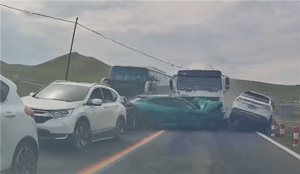 水泥罐车疑失控连撞对向多车，小米YU7被正面撞击受损严重，车主拍下现场：小米保了我的命