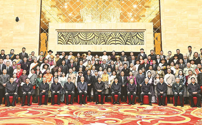 习近平抵拉萨出席西藏自治区成立六十周年庆祝活动