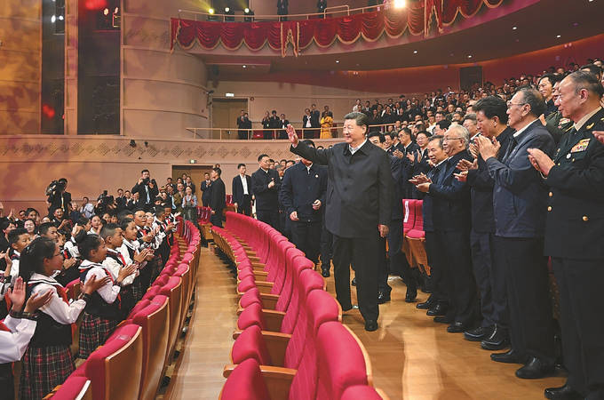 习近平抵拉萨出席西藏自治区成立六十周年庆祝活动