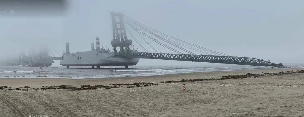 解放军“登岛神器”正式服役，坦克直接开上岸，抢滩登陆如履平地