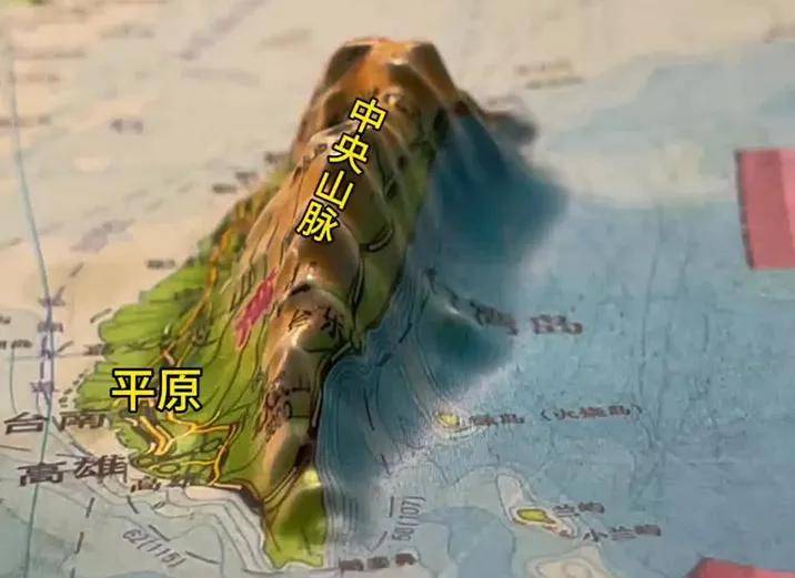 解放军“登岛神器”正式服役，坦克直接开上岸，抢滩登陆如履平地