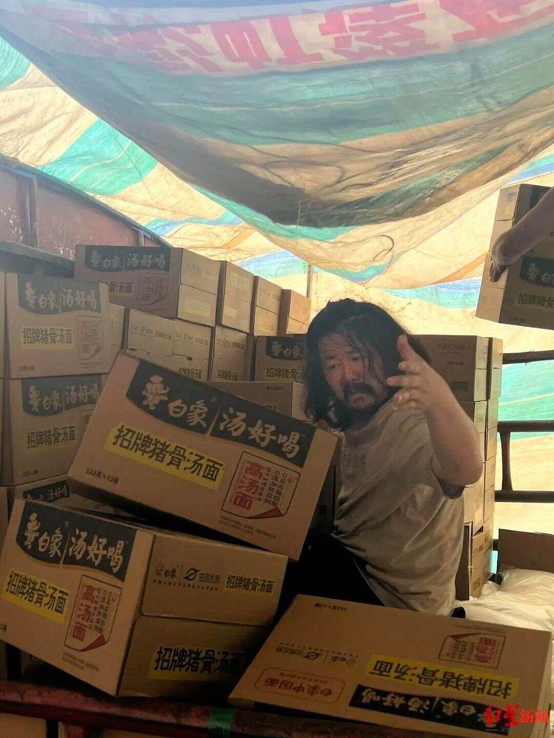 遗憾！受拾荒者资助感动全网女孩意外去世，此前两人相见泪流满面感动全网